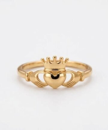Claddagh Ring_Hand Holding Crown Heart Ring